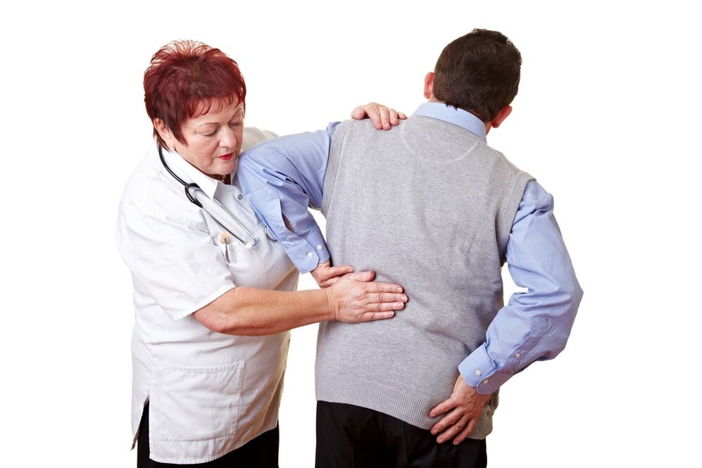 der Arzt untersucht den Rücken auf Schmerzen