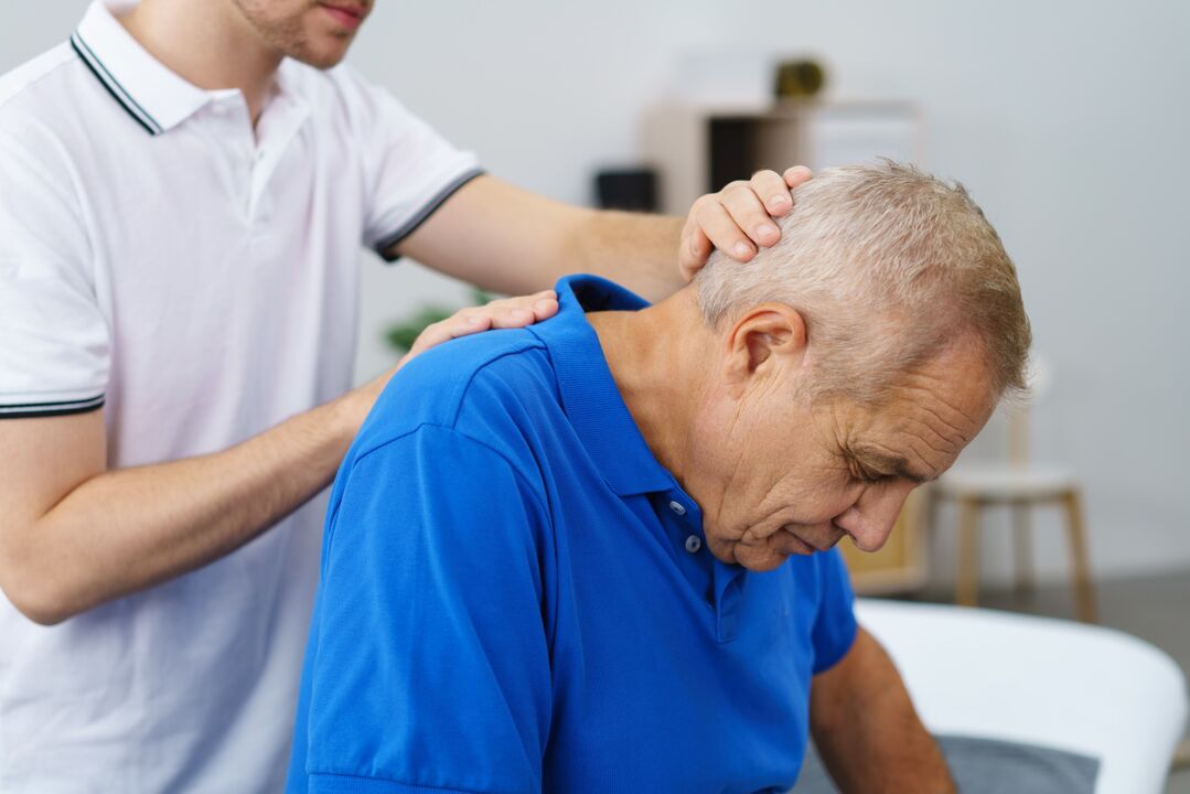 Therapeutische Übungen unter der Aufsicht eines Instruktors für zervikale Osteochondrose