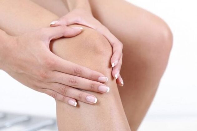 Bei Arthrose treten akute Schmerzen auf, die die Beweglichkeit des Kniegelenks einschränken. 